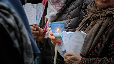 La Hospitalidad de Nuestra Señora de Lourdes en León celebra una procesión de antorchas, con salida y llegada a la Catedral. Foto: Peio García.