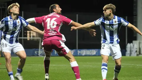 Dos fogonazos mágicos de Chacón permiten a la Cultural remontar un 2-0 adverso y alcanzar el empate final. Merecido resultado para un equipo de perfil bajo en la primera mitad y muy solvente en la segunda. Fotos: Isaac Llamazares