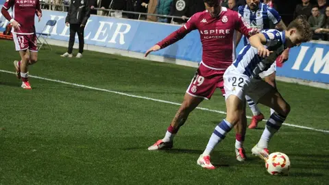 Dos fogonazos mágicos de Chacón permiten a la Cultural remontar un 2-0 adverso y alcanzar el empate final. Merecido resultado para un equipo de perfil bajo en la primera mitad y muy solvente en la segunda. Fotos: Isaac Llamazares