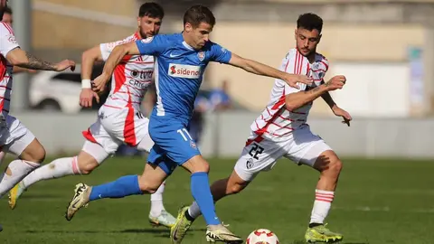 La Ponferradina cae ante el colista y cuestiona a Javi Rey. El equipo berciano se vio superado por el Amorebieta en todas las líneas y encaja un 3-0 que resultó imposible de remontar.