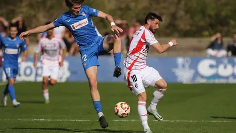 La Ponferradina cae ante el colista y cuestiona a Javi Rey. El equipo berciano se vio superado por el Amorebieta en todas las líneas y encaja un 3-0 que resultó imposible de remontar.