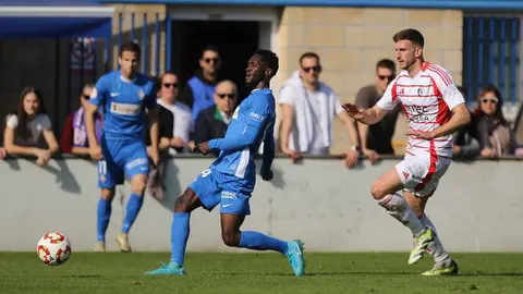 La Ponferradina cae ante el colista y cuestiona a Javi Rey. El equipo berciano se vio superado por el Amorebieta en todas las líneas y encaja un 3-0 que resultó imposible de remontar.