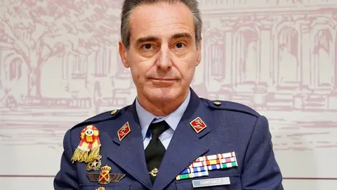 El alcalde de León, José Antonio Diez, presenta los actos del LXXX Aniversario del paso 'El Descendimiento' de la Real Cofradía del Santísimo Sacramento de Minerva y la Santa Vera Cruz, acompañado del abad, Alejandro García Fernández, y del coronel director de la Academia Básica del Aire y del Espacio, Ignacio de Dompablo. Foto: Campillo.