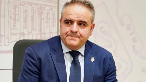 El alcalde de León, José Antonio Diez, presenta los actos del LXXX Aniversario del paso 'El Descendimiento' de la Real Cofradía del Santísimo Sacramento de Minerva y la Santa Vera Cruz, acompañado del abad, Alejandro García Fernández, y del coronel director de la Academia Básica del Aire y del Espacio, Ignacio de Dompablo. Foto: Campillo.
