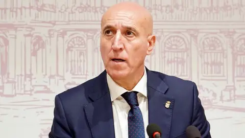 El alcalde de León, José Antonio Diez, presenta los actos del LXXX Aniversario del paso 'El Descendimiento' de la Real Cofradía del Santísimo Sacramento de Minerva y la Santa Vera Cruz, acompañado del abad, Alejandro García Fernández, y del coronel director de la Academia Básica del Aire y del Espacio, Ignacio de Dompablo. Foto: Campillo.