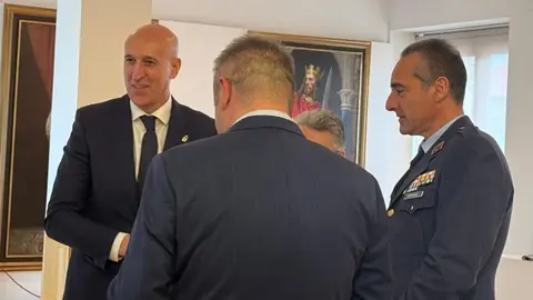 El alcalde de León, José Antonio Diez, presenta los actos del LXXX Aniversario del paso 'El Descendimiento' de la Real Cofradía del Santísimo Sacramento de Minerva y la Santa Vera Cruz, acompañado del abad, Alejandro García Fernández, y del coronel director de la Academia Básica del Aire y del Espacio, Ignacio de Dompablo. Foto: Silvia García Rubio.