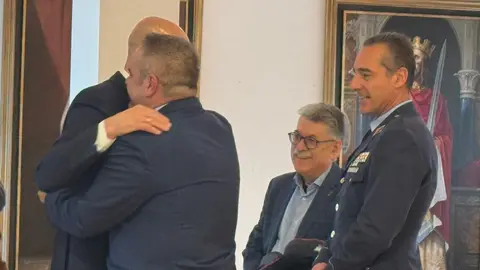 El alcalde de León, José Antonio Diez, presenta los actos del LXXX Aniversario del paso 'El Descendimiento' de la Real Cofradía del Santísimo Sacramento de Minerva y la Santa Vera Cruz, acompañado del abad, Alejandro García Fernández, y del coronel director de la Academia Básica del Aire y del Espacio, Ignacio de Dompablo. Foto: Silvia García Rubio.