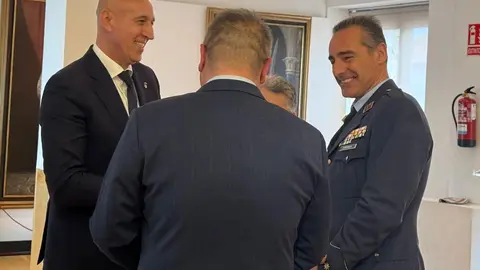 El alcalde de León, José Antonio Diez, presenta los actos del LXXX Aniversario del paso 'El Descendimiento' de la Real Cofradía del Santísimo Sacramento de Minerva y la Santa Vera Cruz, acompañado del abad, Alejandro García Fernández, y del coronel director de la Academia Básica del Aire y del Espacio, Ignacio de Dompablo. Foto: Silvia García Rubio.