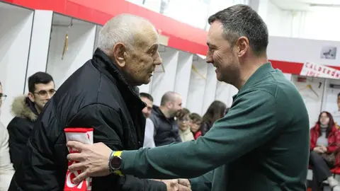 Con 91 años y más de 75 años de pasión ininterrumpida por la Cultural y Deportiva Leonesa, Matías Mata es un símbolo vivo de la historia del club. Con el número 2 en su carné de socio, Matías es un referente para el culturalismo, un hombre que ha vivido tanto las penas como las alegrías del equipo leonés. Fotos: CyDLeonesa