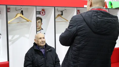 Con 91 años y más de 75 años de pasión ininterrumpida por la Cultural y Deportiva Leonesa, Matías Mata es un símbolo vivo de la historia del club. Con el número 2 en su carné de socio, Matías es un referente para el culturalismo, un hombre que ha vivido tanto las penas como las alegrías del equipo leonés. Fotos: CyDLeonesa