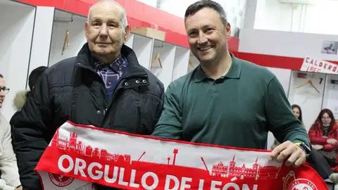Con 91 años y más de 75 años de pasión ininterrumpida por la Cultural y Deportiva Leonesa, Matías Mata es un símbolo vivo de la historia del club. Con el número 2 en su carné de socio, Matías es un referente para el culturalismo, un hombre que ha vivido tanto las penas como las alegrías del equipo leonés. Fotos: CyDLeonesa