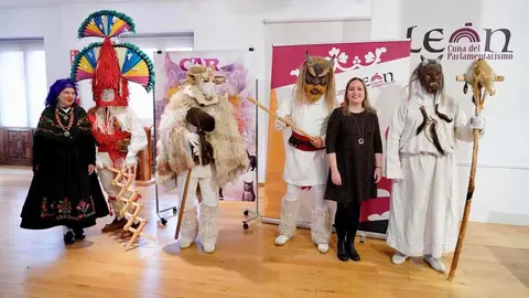 La concejala de Fiestas, Camino Orejas, presenta el programa de Carnaval 2025 acompañada de Victoriano Villar, representante de la Federación de Antruejos Reino de León, y Javier García Argüello, de la Federación de Asociaciones de Vecinos Rey Ordoño. Foto: Campillo