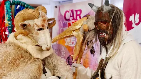 La concejala de Fiestas, Camino Orejas, presenta el programa de Carnaval 2025 acompañada de Victoriano Villar, representante de la Federación de Antruejos Reino de León, y Javier García Argüello, de la Federación de Asociaciones de Vecinos Rey Ordoño. Foto: Campillo