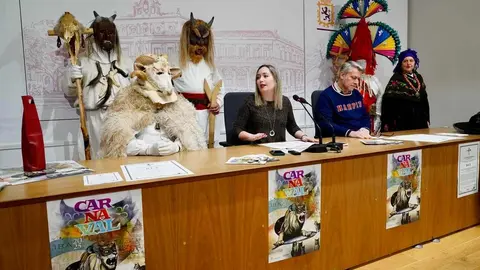 La concejala de Fiestas, Camino Orejas, presenta el programa de Carnaval 2025 acompañada de Victoriano Villar, representante de la Federación de Antruejos Reino de León, y Javier García Argüello, de la Federación de Asociaciones de Vecinos Rey Ordoño. Foto: Campillo