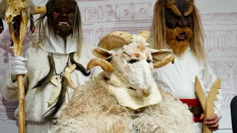 La concejala de Fiestas, Camino Orejas, presenta el programa de Carnaval 2025 acompañada de Victoriano Villar, representante de la Federación de Antruejos Reino de León, y Javier García Argüello, de la Federación de Asociaciones de Vecinos Rey Ordoño. Foto: Campillo