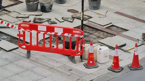 Los trabajos permiten retirar el material urbano defectuoso dentro del plan de conservación municipal.