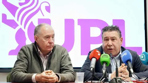 El secretario general de Unión del Pueblo Leonés, Luis Mariano Santos, y el vicesecretario, Eduardo López Sendino, valoran la manifestación celebrada el domingo por el futuro de la provincia de León. Foto: Campillo