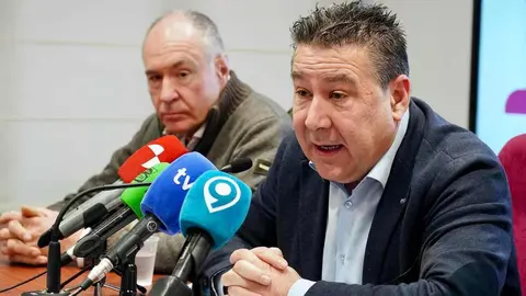 El secretario general de Unión del Pueblo Leonés, Luis Mariano Santos, y el vicesecretario, Eduardo López Sendino, valoran la manifestación celebrada el domingo por el futuro de la provincia de León. Foto: Campillo