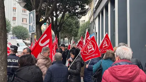 CCOO se concentra en León para exigir el pago de la deuda mutualistas. Fotos: Silvia García.