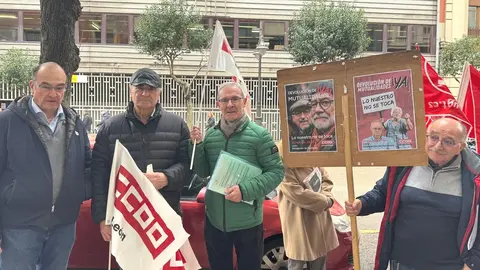 CCOO se concentra en León para exigir el pago de la deuda mutualistas. Fotos: Silvia García.