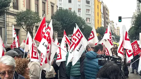 CCOO se concentra en León para exigir el pago de la deuda mutualistas. Fotos: Silvia García.