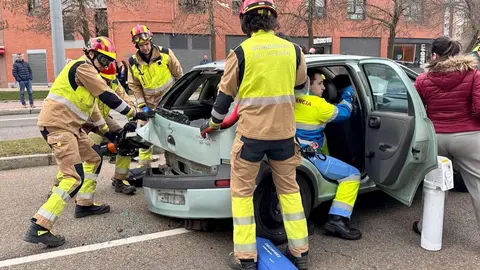 La Policía Local y el Servicio de Prevención y Extinción de Incendios (SEPEIS) del Ayuntamiento de León han participado esta mañana junto a personal sanitario en un simulacro de accidente de tráfico en la avenida de la Universidad organizado por el sindicato de enfermería Satse de León. Un ejercicio que ha puesto de manifiesto la efectividad de los cuerpos de seguridad y sanitarios ante una emergencia. Fotos: Ayuntamiento de León