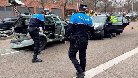 La Policía Local y el Servicio de Prevención y Extinción de Incendios (SEPEIS) del Ayuntamiento de León han participado esta mañana junto a personal sanitario en un simulacro de accidente de tráfico en la avenida de la Universidad organizado por el sindicato de enfermería Satse de León. Un ejercicio que ha puesto de manifiesto la efectividad de los cuerpos de seguridad y sanitarios ante una emergencia. Fotos: Ayuntamiento de León