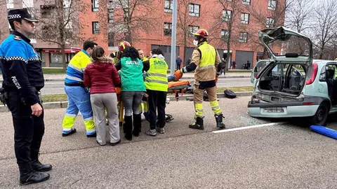 La Policía Local y el Servicio de Prevención y Extinción de Incendios (SEPEIS) del Ayuntamiento de León han participado esta mañana junto a personal sanitario en un simulacro de accidente de tráfico en la avenida de la Universidad organizado por el sindicato de enfermería Satse de León. Un ejercicio que ha puesto de manifiesto la efectividad de los cuerpos de seguridad y sanitarios ante una emergencia. Fotos: Ayuntamiento de León