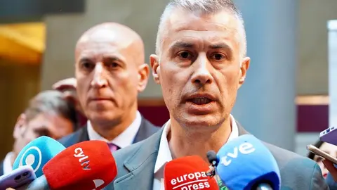 El alcalde de Jaca, Carlos Serrano, en la reunión de la Junta Directiva de la Asociación de Municipios del Camino de Santiago. Foto: Campillo.