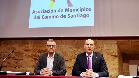 El alcalde de León, José Antonio Diez, preside junto al alcalde de Jaca, Carlos Serrano, la reunión de la Junta Directiva de la Asociación de Municipios del Camino de Santiago. Foto: Campillo.