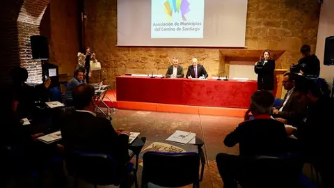 El alcalde de León, José Antonio Diez, preside junto al alcalde de Jaca, Carlos Serrano, la reunión de la Junta Directiva de la Asociación de Municipios del Camino de Santiago. Foto: Campillo.
