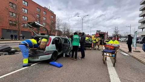 La Policía Local y el Servicio de Prevención y Extinción de Incendios (SEPEIS) del Ayuntamiento de León han participado esta mañana junto a personal sanitario en un simulacro de accidente de tráfico en la avenida de la Universidad organizado por el sindicato de enfermería Satse de León. Un ejercicio que ha puesto de manifiesto la efectividad de los cuerpos de seguridad y sanitarios ante una emergencia. Fotos: Ayuntamiento de León