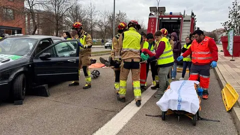 La Policía Local y el Servicio de Prevención y Extinción de Incendios (SEPEIS) del Ayuntamiento de León han participado esta mañana junto a personal sanitario en un simulacro de accidente de tráfico en la avenida de la Universidad organizado por el sindicato de enfermería Satse de León. Un ejercicio que ha puesto de manifiesto la efectividad de los cuerpos de seguridad y sanitarios ante una emergencia. Fotos: Ayuntamiento de León