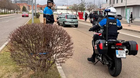 La Policía Local y el Servicio de Prevención y Extinción de Incendios (SEPEIS) del Ayuntamiento de León han participado esta mañana junto a personal sanitario en un simulacro de accidente de tráfico en la avenida de la Universidad organizado por el sindicato de enfermería Satse de León. Un ejercicio que ha puesto de manifiesto la efectividad de los cuerpos de seguridad y sanitarios ante una emergencia. Fotos: Ayuntamiento de León