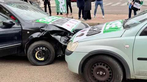 La Policía Local y el Servicio de Prevención y Extinción de Incendios (SEPEIS) del Ayuntamiento de León han participado esta mañana junto a personal sanitario en un simulacro de accidente de tráfico en la avenida de la Universidad organizado por el sindicato de enfermería Satse de León. Un ejercicio que ha puesto de manifiesto la efectividad de los cuerpos de seguridad y sanitarios ante una emergencia. Fotos: Ayuntamiento de León