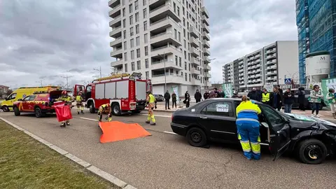 La Policía Local y el Servicio de Prevención y Extinción de Incendios (SEPEIS) del Ayuntamiento de León han participado esta mañana junto a personal sanitario en un simulacro de accidente de tráfico en la avenida de la Universidad organizado por el sindicato de enfermería Satse de León. Un ejercicio que ha puesto de manifiesto la efectividad de los cuerpos de seguridad y sanitarios ante una emergencia. Fotos: Ayuntamiento de León