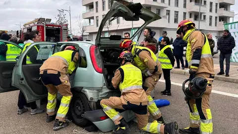 La Policía Local y el Servicio de Prevención y Extinción de Incendios (SEPEIS) del Ayuntamiento de León han participado esta mañana junto a personal sanitario en un simulacro de accidente de tráfico en la avenida de la Universidad organizado por el sindicato de enfermería Satse de León. Un ejercicio que ha puesto de manifiesto la efectividad de los cuerpos de seguridad y sanitarios ante una emergencia. Fotos: Ayuntamiento de León