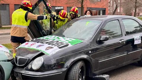 La Policía Local y el Servicio de Prevención y Extinción de Incendios (SEPEIS) del Ayuntamiento de León han participado esta mañana junto a personal sanitario en un simulacro de accidente de tráfico en la avenida de la Universidad organizado por el sindicato de enfermería Satse de León. Un ejercicio que ha puesto de manifiesto la efectividad de los cuerpos de seguridad y sanitarios ante una emergencia. Fotos: Ayuntamiento de León