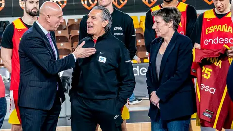 La ciudad se vuelca con el encuentro del equipo nacional en el Palacio de los Deportes. El equipo de Scariolo ya se entrena en la cancha leonesa a la espera del partido de este domingo.