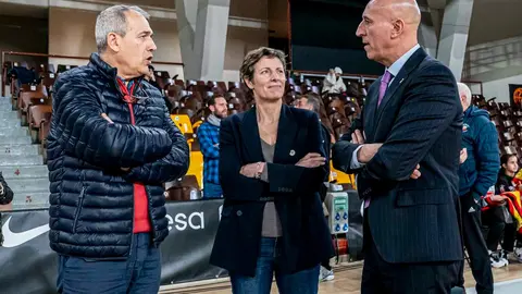 La ciudad se vuelca con el encuentro del equipo nacional en el Palacio de los Deportes. El equipo de Scariolo ya se entrena en la cancha leonesa a la espera del partido de este domingo.