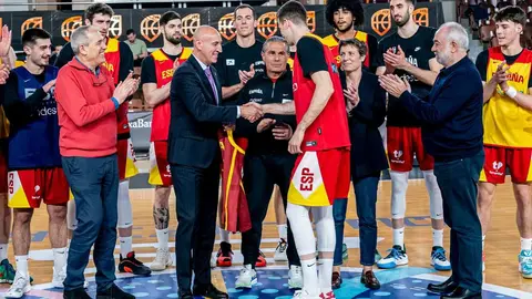 La ciudad se vuelca con el encuentro del equipo nacional en el Palacio de los Deportes. El equipo de Scariolo ya se entrena en la cancha leonesa a la espera del partido de este domingo.