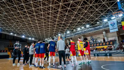 La ciudad se vuelca con el encuentro del equipo nacional en el Palacio de los Deportes. El equipo de Scariolo ya se entrena en la cancha leonesa a la espera del partido de este domingo.