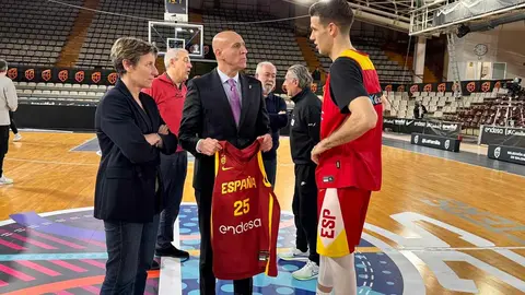 La ciudad se vuelca con el encuentro del equipo nacional en el Palacio de los Deportes. El equipo de Scariolo ya se entrena en la cancha leonesa a la espera del partido de este domingo.