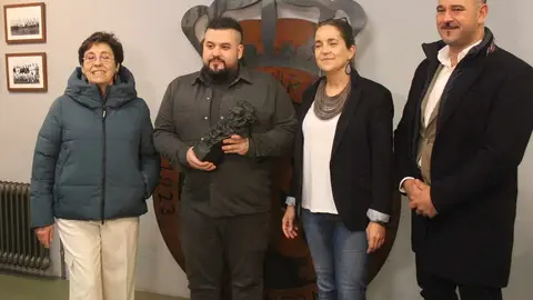 El ganador de un Goya Néstor López recibe un homenaje previo en el Reino de León y realiza el saque de honor en el encuentro ante el Celta Fortuna. Fotos Isaac Llamazares | CyDLeonesa