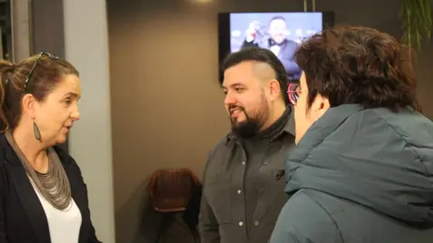 El ganador de un Goya Néstor López recibe un homenaje previo en el Reino de León y realiza el saque de honor en el encuentro ante el Celta Fortuna. Fotos Isaac Llamazares | CyDLeonesa
