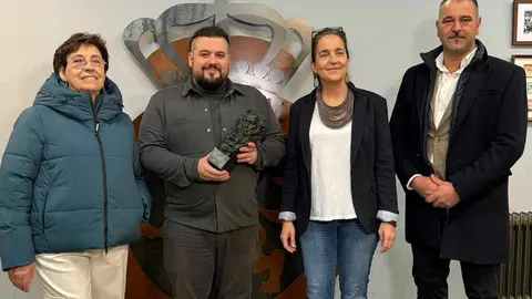 El ganador de un Goya Néstor López recibe un homenaje previo en el Reino de León y realiza el saque de honor en el encuentro ante el Celta Fortuna. Fotos Isaac Llamazares | CyDLeonesa