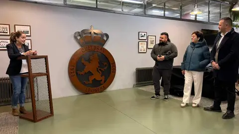 El ganador de un Goya Néstor López recibe un homenaje previo en el Reino de León y realiza el saque de honor en el encuentro ante el Celta Fortuna. Fotos Isaac Llamazares | CyDLeonesa