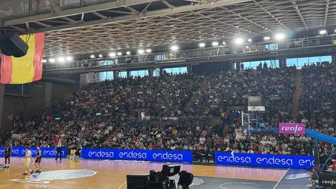 Lleno en el Palacio de los Deportes de León para presenciar en directo el encuentro entre la Selección Española frente a Bélgica. El 'No hay entradas' se ha colgado en la taquilla. Fotos: Silvia García