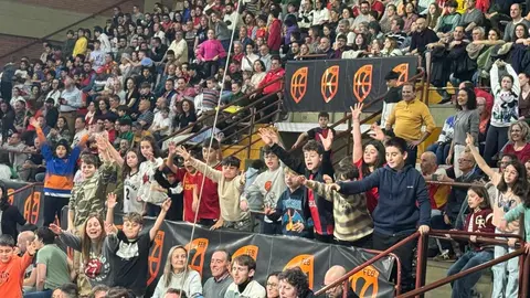 Lleno en el Palacio de los Deportes de León para presenciar en directo el encuentro entre la Selección Española frente a Bélgica. El 'No hay entradas' se ha colgado en la taquilla. Fotos: Silvia García
