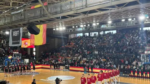 Lleno en el Palacio de los Deportes de León para presenciar en directo el encuentro entre la Selección Española frente a Bélgica. El 'No hay entradas' se ha colgado en la taquilla. Fotos: Silvia García